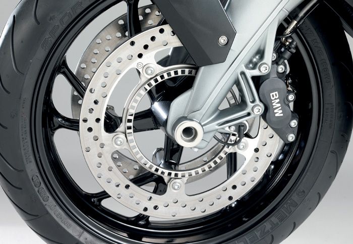 Από το 2013, όλα τα μοντέλα της BMW θα είναι εξοπλισμένα με ABS στον στάνταρ εξοπλισμό.
